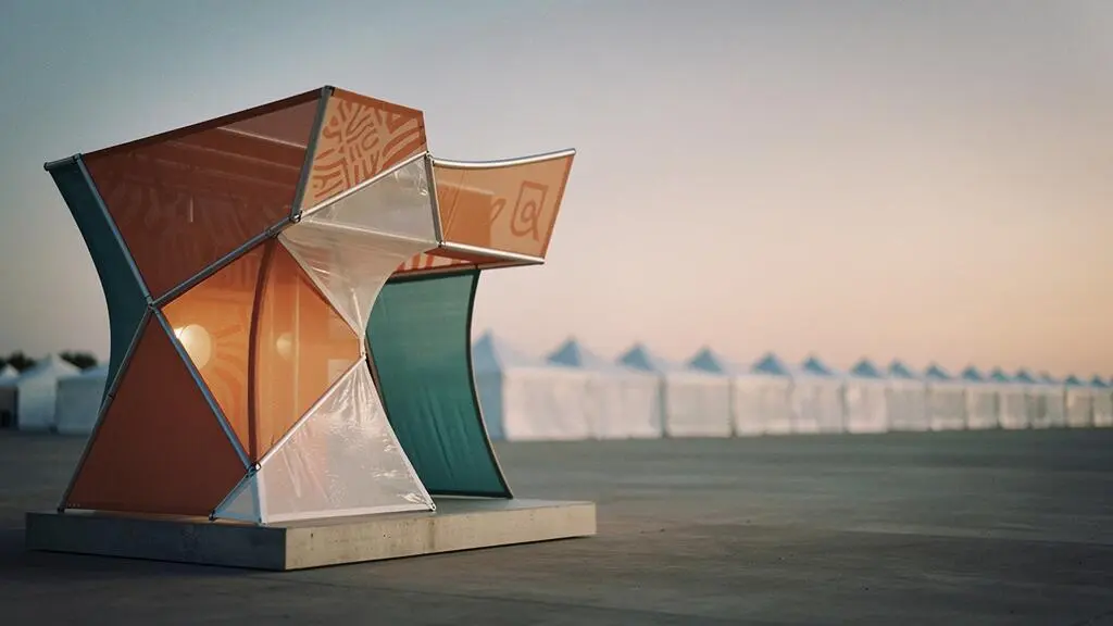 Espace événementiel sur-mesure incarnant visuellement l'identité unique d'une marque, contrastant avec des structures génériques floues en arrière-plan