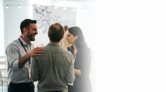 Collaborateurs partageant un moment authentique et spontane lors d'un evenement d'entreprise, illustrant une valeur vecue plutot que declaree